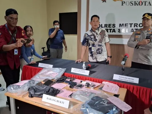 Polisi menunjukkan barang bukti dari dua pelaku yang memesan ABG untuk open BO di salah satu hotel di Jakarta Selatan. (Poskota/Angga)