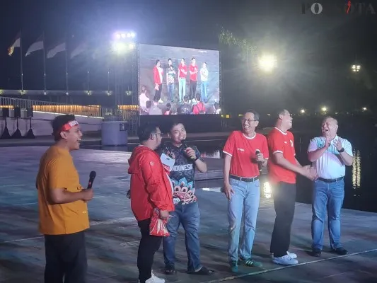 Pj Gubernur DKI Jakarta Heru Budi Hartono nobar semi final Piala Asia U23 Indonesia vs Uzbekistan di Lapangan Banteng, Jakarta Pusat. (Poskota/Pandi)