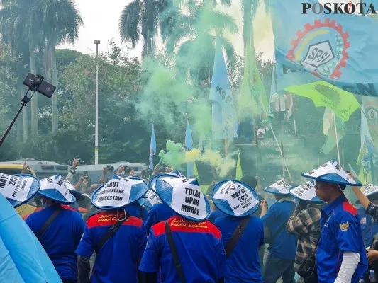 Ribuan buruh padati kawasan Patung Kuda, Jakarta Pusat saat perayaan May Day 2024. (Poskota.co.id/Pandi Ramedhan)