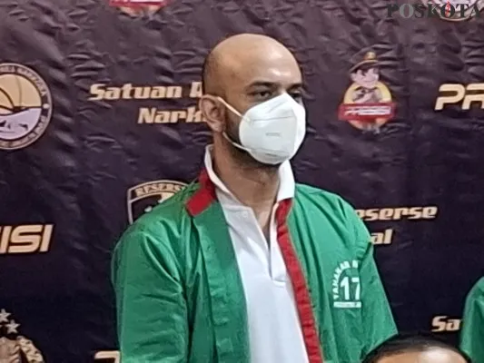 Aktris Rio Reifan alias RR, mengenakan baju tahanan warna hijau di Satresnarkoba Polres Metro Jakarta Barat usai ditangkap keenam kali atas penggunaan narkoba sabu dan ekstasi. (Poskota/Angga)