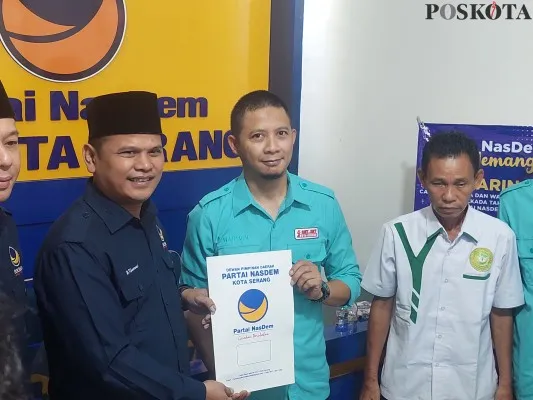 Kepala Dinkopukmperindag Kota Serang, Wahyu Nurjamil saat daftar bursa bakal Calon Wali Kota Serang ke Partai NasDem. (Poskota/Bilal)