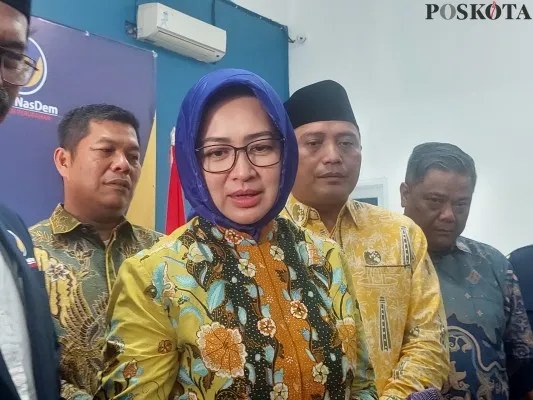 Balon Gubernur Banten Airin Rachmi Diany setelah mengembalikan formulir penjaringan di NasDem (Poskota/Bilal)