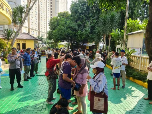 Belasan orangtua menangis di halaman Polsek Grogol Petamburan, Jakarta Barat, usai melihat anak-anaknya ditangkap kasus tawuran. (Pandi)