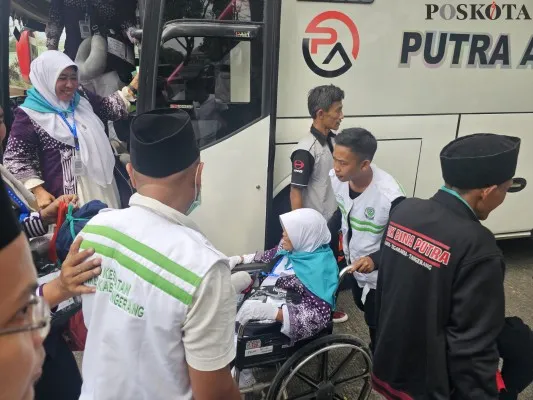 Calon jemaah haji asal Kabupaten Tangerang tiba di Masjid Al-Amjad. (Poskota/Veronica)