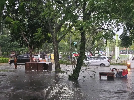 Sebuah mobil berwarna silver mogok karena nekat menerobos banjir. (Foto/Veronica)