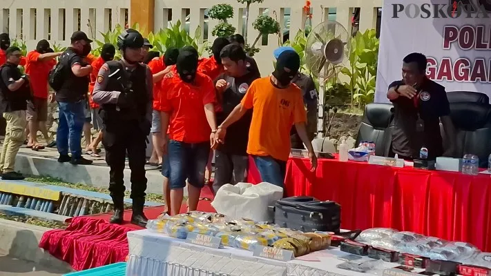 Belasan tersangka bandar dan kurir narkoba jaringan Medan-Palembang ditangkap Polres Metro Jakarta Pusat. (Poskota/Angga)