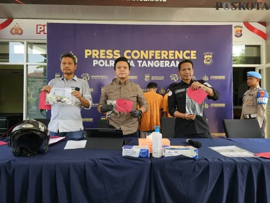 Satreskrim Polresta Tangerang menunjukkan barang bukti curanmor. (Poskota/Veronica)