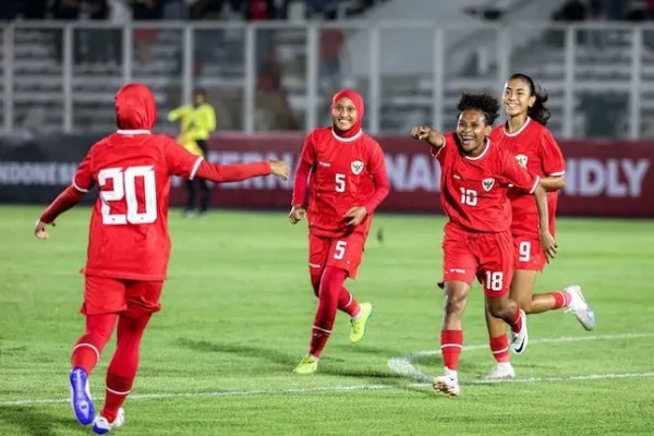 Timnas Putri Indonesia berhasil menang telak 5-1 atas Singapura. (Poskota/Gabriel Omar Batistuta)