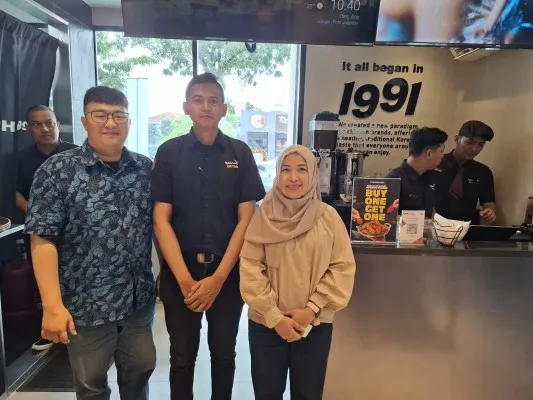 Marketing Manager Kyochon Indonesia, Robin dengan Corcomm Wahana Diana, di sela acara launching outlet ke 12 di Kemang 88, Jakarta Selatan. (Poskota/Angga Pahlevi)