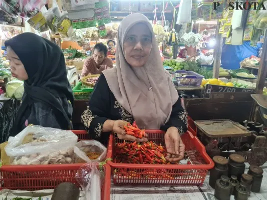 Pedagang sayur mayur di Pasar Tomang Barat, Grogol Petamburan, Jakarta Barat. (Poskota/Pandi)