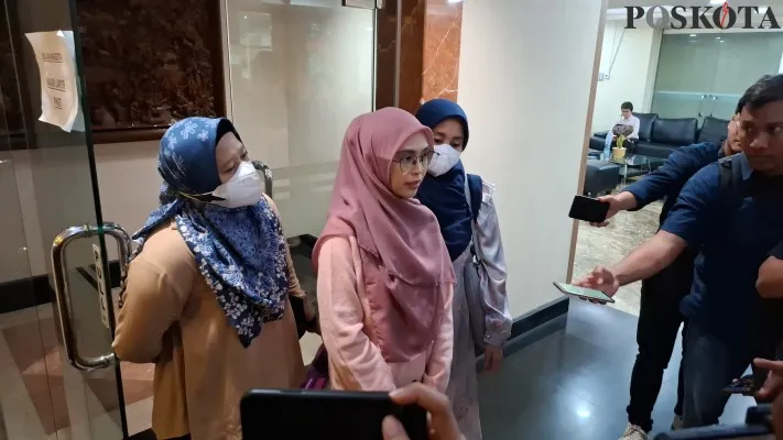 Ria Ricis bersama keluarga usai selesai diperiksa penyidik Tim Subdit Siber Ditreskrimsus Polda Metro Jaya di Gedung Ditkrimum Polda Metro Jaya. (Poskota/Angga)