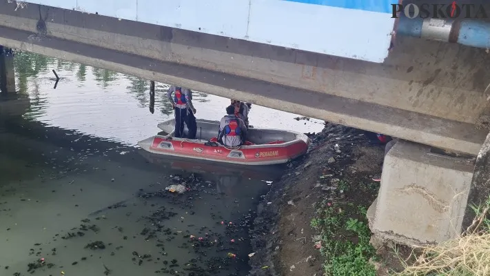 Pria tewas tenggelam usai mencoba berenang di aliran Kali Mookervart Daan Mogot, Jakarta Barat. (Poskota/Pandi)