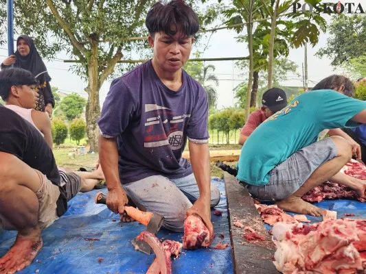 Proses penyincangan hewan kurban di wilayah Kecamatan Tigaraksa, Kabupaten Tangerang. (Poskota.co.id/Veronica Prasetio)