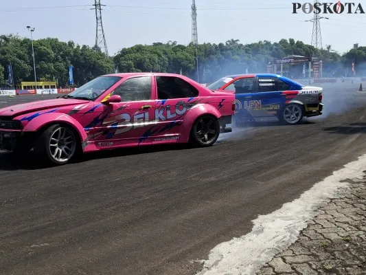 Pebalap Alvito bersama Amandio mengetes ban Delium di Sentul, Jawa Barat. (Poskota/Angga)