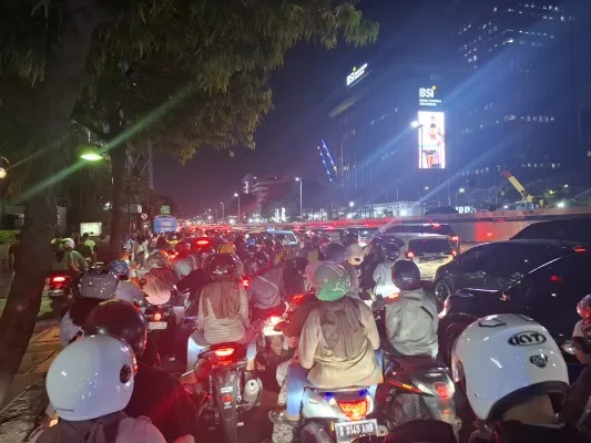 Ribuan orang terjebak macet parah di Jalan MH Thamrin selepas menghadiri puncak perayaan HUT DKI ke-497 di Monas. (foto: Poskota/Angga)