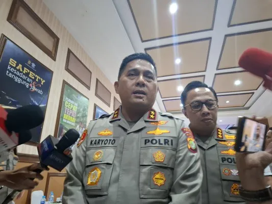 Kapolda Metro Jaya Irjen Pol Karyoto didampingi Kabid Humas Polda Metro Kombes Ade Ary Syam Indradi di Gedung TMC Dit Lantas Polda Metro Jaya. (Poskota/Angga)