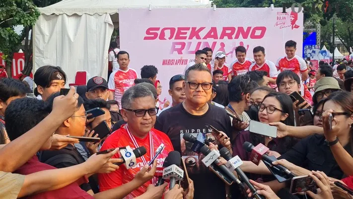 Sekjen PDIP, Hasto Kristiyanto (kiri). (Poskota/Pandi Ramedhan)