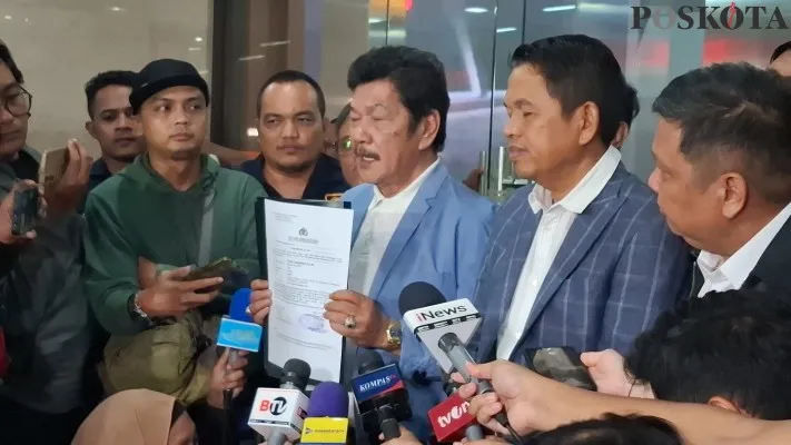 Tim kuasa hukum terpidana didampingi Dedi Mulyadi resmi melaporkan saksi Aep dan Dede pada kasus Vina Cirebon ke Bareskrim Polri. (Poskota/Angga)