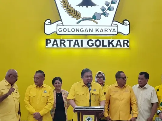 Ketua Umum Partai Golkar, Airlangga Hartarto (tengah). (Poskota/Pandi)