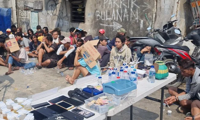 Satnarkoba Polres Jakarta Barat gerebek Kampung Boncos, Palmerah, Rabu, 17 Juli 2024. (Poskota/Pandi)