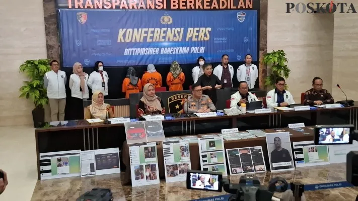 Wadirtipidsiber Bareskrim Polri Kombes Dani Kustoni bersama KPAI saat ungkap kasus eksploitasi anak secara online. (Poskota/Angga)