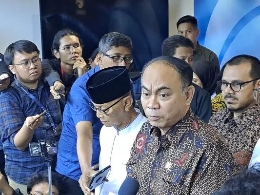 Menkominfo Budi Arie Setiadi dan Ketua MUI Pusat KH Anwar Iskandar. (Poskota/Rizal)