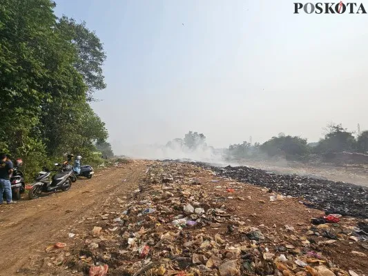 Pembakaran sampah di TPS ilegal di Kampung Bugel, Kelurahan Kaduagung, Kecamatan Tigaraksa, Kabupaten Tangerang. (Poskota/Veronica)