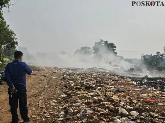 Pembakaran tumpukan sampah ilegal di Kampung Bugel, Kelurahan Kaduagung, Kecamatan Tigaraksa, Kabupaten Tangerang. (Poskota/Veronica)