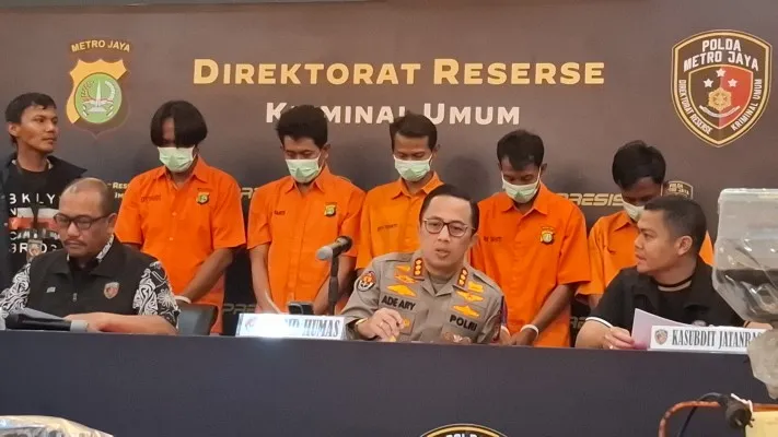 Direktur Reserse Kriminal Umum (Direskrimum) Polda Metro Jaya, Kombes Wira Satya Triputra didampingi Kabid Humas Polda Metro Jaya Kombes Ade Ary bersama anggota, menangkap 5 tersangka spesialis pencuri bajaj. (Poskota/Angga)