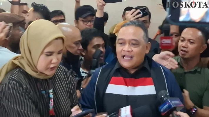 Kepala Badan Perlindungan Pekerja Migran Indonesia (BP2MI), Benny Rhamdani  saat dipanggil untuk pemeriksaan ke 2 di Bareskrim Polri, Senin, 5 Agustus 2024. (Poskota/Angga Pahlevi)