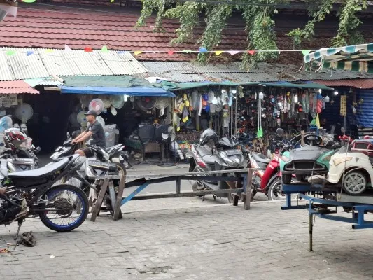 Area parkir motor di Pasar Lokbin Permai, Koja, Jakarta Utara. (Poskota/Angga)