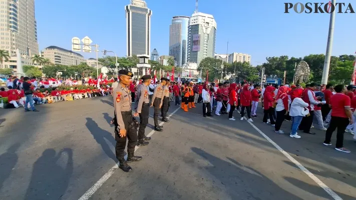 Suasana acara pawai bendera merah putih di Jalan Medan Merdeka Barat Jakarta Pusat (Poskota/Angga)