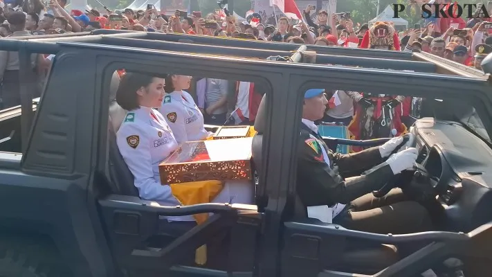 Anggota Paskibraka membawa pusaka bendera merah putih di Jalan Medan Merdeka Barat, Jakarta Pusat. (Poskota/Angga)