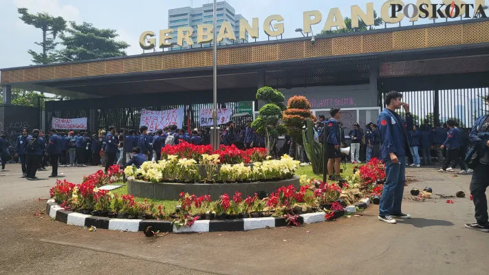 Suasana depan Gerbang Pancasila gedung DPR/MPR RI tampak sejumlah pot tanaman hancur. (Poskota/Pandi Ramedhan)