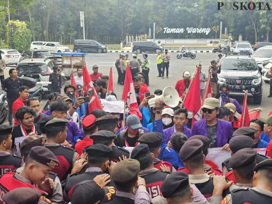 Aksi demonstrasi mahasiswa GMNI di wilayah Puspemkab Tangerang, Jumat, 23 Agustus 2024. (Poskota/Veronica)