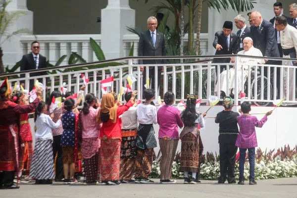 Pemimpin tertinggi Gereja Katolik Sedunia dan Kepala Negara Vatikan Paus Fransiskus saat bertemu dan berbincang dengan Presiden Republik Indonesia Joko Widodo di Istana Negara, Medan Merdeka Utara, Rabu, 4 September 2024. INDONESIA PAPAL VISIT COMITTEE. (Poskota/Ahmad Tri Hawaari)