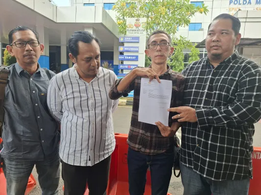 Aktivis 98 melaporkan orang hilang terhadap Ketum PSI Kaesang Pangarep di SPKT Polda Metro Jaya, Rabu, 4 September 2024. (Poskota/Angga)