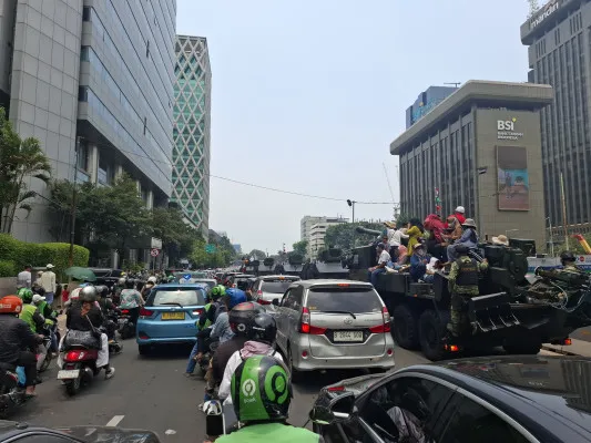 Konvoi rombongan kendaraan perang alutsista milik TNI keliling Jalan MH Thamrin hingga berdampak menimbulkan kemacetan total. (Poskota/Angga)