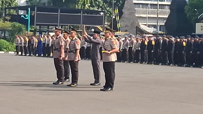 Kapolda Metro Jaya Irjen Pol Karyoto merotasi sejumlah Direktur dan Kapolres Metro Jakarta Utara sekaligus melakukan pengambilan sumpah jabatan di Lapangan Presisi Polda Metro Jaya, Kamis, 10 Oktober 2024. (Poskota/Angga)