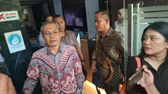 Wakil Ketua Komisi Pemberantasan Korupsi (KPK) Alexander Marwata mendatangi Gedung Ditreskrimsus Polda Metro Jaya, Selasa, 15 Oktober 2024, untuk dimintai klarifikasi sebagai terlapor dalam perkara pertemuannya dengan mantan Kepala Bea Cumai Eko Darmanto. (Poskota/Angga)