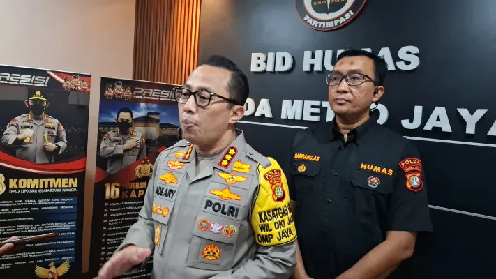 Kabidhumas Polda Metro Jaya Kombes Pol Ade Ary Syam Indradi didampingi Kasubbid Pengmas Kompol Bambang memberikan keterangan resmi di Bidhumas Polda Metro Jaya, Jumat, 25 Oktober 2024. (Poskota/Angga)