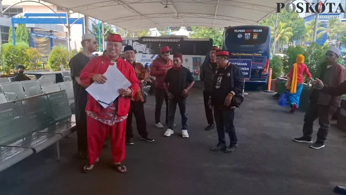 Ketua Umum Ormas Betawi Bangkit dan Rais Laskar Suku Betawi, David Darmawan (pake pakaian pangsit Betawi merah) bersama kaum Betawi Jakarta melaporkan Suswono ke SPKT Polda Metro Jaya, Selasa 29 Oktober 2024. (Poskota/Angga)