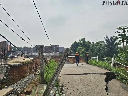 Akses jalan yang longsor di Jalan Raya Karang Tengah, Desa Karang Tengah, Kecamatan Pagedangan, Kabupaten Tangerang, Rabu, 6 November 2024. (Foto/Veronica)