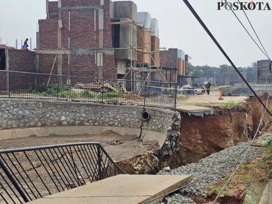 Lokasi longsor di Jalan Raya Karang Tengah, Desa Karang Tengah, Kecamatan Pagedangan, Kabupaten Tangerang, Rabu, 6 November 2024. (Poskota/Veronica)