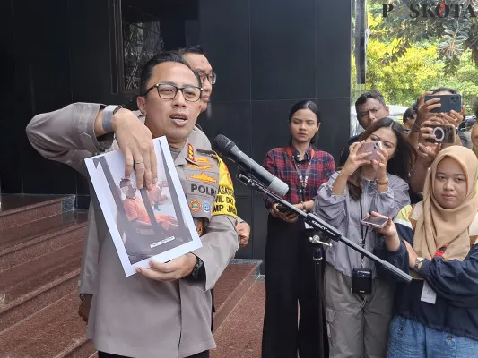 Kabid Humas Polda Metro Jaya Kombes Ade Ary Syam Indradi menunjukkan foto pelaku yang mengemudikan truk ugal-ugalan hingga menabrak banyak pengendara, di Polda Metro Jaya, Rabu, 6 November 2024. (Poskota/Angga)