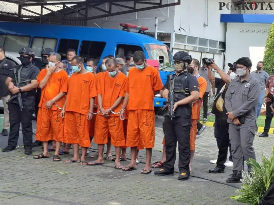 Para tersangka kasus narkoba yang diungkap oleh Badan Narkotika Nasional (BNN) RI. Pengedaran narkoba di berbagai wilayah ini dikendalikan pasangan suami istri yang berada di Bangkok, Thailand. (Poskota/Angga)