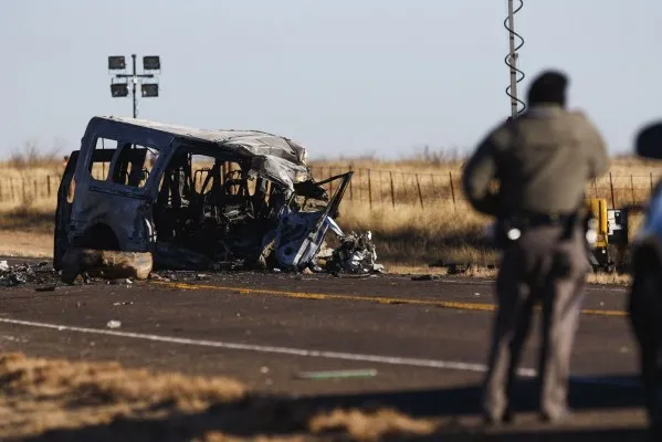 mini van terbakar setelah kecelakaan yang menewaskan 9 orang(sumber foto: NBC News/ nbcnews.com)