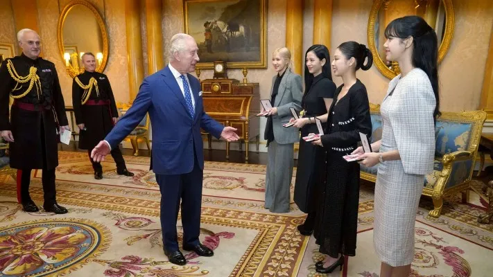 BLACKPINK dapat mendali MBE dari Raja Charles. (Foto/Sky News)