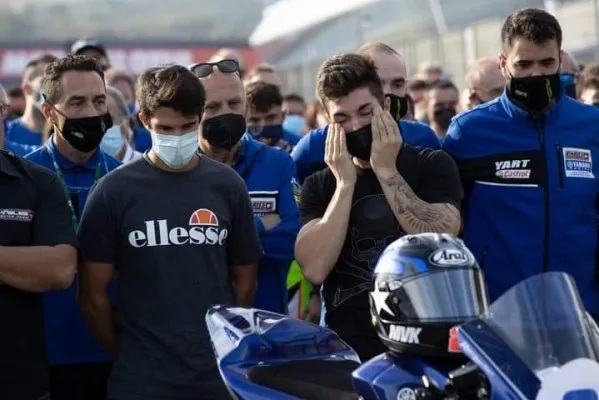 Maverick Vinales dan Isaac Vinales melakukan pernghormatan terakhir untuk mendiang Dean Berta Vinales di Jerez. (foto/wsbk)