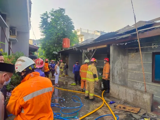 Proses pemadaman api yang membakar empat rumah kontrakkan di Jalan Suakarsa 1 RT 03/04 Kelurahan Jatibening Baru, Kecamatan Pondok Gede,  Kota Bekasi (ist)